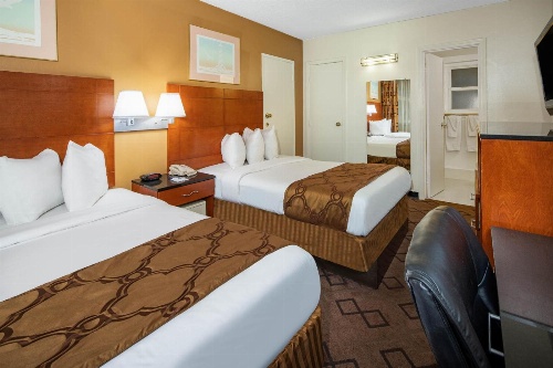 Travelodge by Wyndham Burbank-Glendale image 2